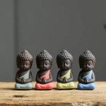 Buddha tea pet i keramik med förenade händer