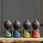 Buddha tea pet i keramik med förenade händer
