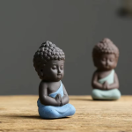 Buddha tea pet i keramik med förenade händer