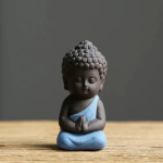Buddha tea pet i keramik med förenade händer