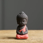 Buddha tea pet i keramik med förenade händer — Korallrosa