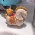 Färgskiftande tea pet häst med guldtacka