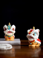 Figurer i kinesisk stil föreställande lejon i resin