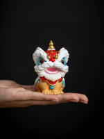 Figurer i kinesisk stil föreställande lejon i resin
