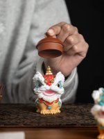 Figurer i kinesisk stil föreställande lejon i resin