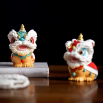 Figurer i kinesisk stil föreställande lejon i resin