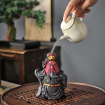 Gongfu-tefigur med färgskiftande ansikte