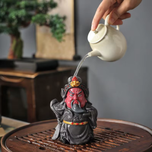 Gongfu-tefigur med färgskiftande ansikte
