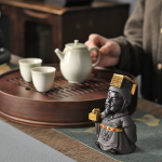Gongfu-tefigur med färgskiftande ansikte