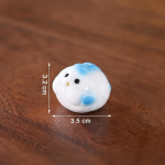 Grisfigur i keramik med blomma — Vit med ljusblå prickar