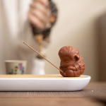 Hållare för rökelse i porslin med apa som sitter