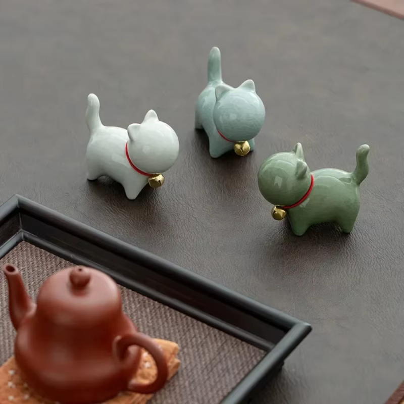 Keramisk tea pet-katt med rött halsband