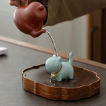 Keramisk tea pet-katt med rött halsband