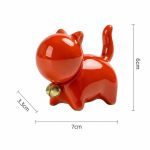 Keramisk tea pet-katt med rött halsband