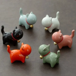 Keramisk tea pet-katt med rött halsband
