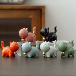 Keramisk tea pet-katt med rött halsband