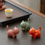 Keramisk tea pet-katt med rött halsband