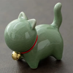 Keramisk tea pet-katt med rött halsband — Grön