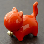 Keramisk tea pet-katt med rött halsband — Klarorange