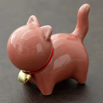 Keramisk tea pet-katt med rött halsband — Laxrosa