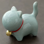 Keramisk tea pet-katt med rött halsband — Mycket ljus blågrå