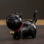 Keramisk tea pet-katt med rött halsband — Svart