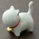 Keramisk tea pet-katt med rött halsband — Vit