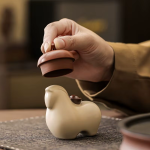 Kinesisk keramisk hästfigur i Ruyao