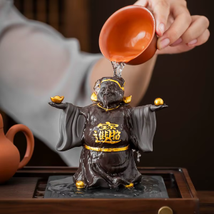 Kinesisk lyckogudsfigur i lila lera