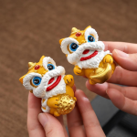 Kinesiska dansande lejonfigurer i porslin