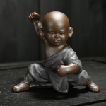 Kung fu-munk som tea pet i violett lera — 1 figur, på huk med höjd knytnäve, mörkgrå