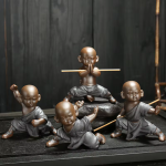 Kung fu-munk som tea pet i violett lera — 4 figurer, mörka dräkter
