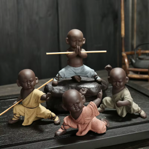 Kung fu-munk som tea pet i violett lera — 4 flerfärgade figurer