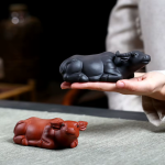 Liggande nötkreatur som Yixing-tefigur i zisha-lera