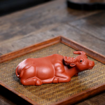 Liggande nötkreatur som Yixing-tefigur i zisha-lera — Rödbrun