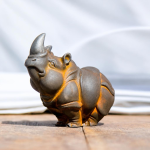 Noshörningsfigur i harts med relief