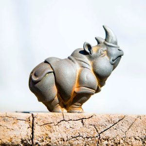 Noshörningsfigur i harts med relief