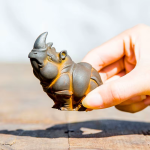 Noshörningsfigur i harts med relief