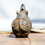 Noshörningsfigur i harts med relief