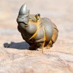 Noshörningsfigur i harts med relief