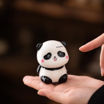 Pandafigur som tea pet i keramik