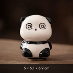 Pandafigur som tea pet i keramik — Sittande, spiralformade ögon