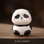 Pandafigur som tea pet i keramik — Sittande, utsträckt tunga