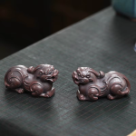 Pixiu tea pet med reliefsnirklar