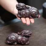 Pixiu tea pet med reliefsnirklar