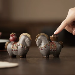 Tea pet-häst med dekorerad sadel