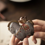 Tea pet-häst med dekorerad sadel