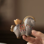 Tea pet-häst med dekorerad sadel