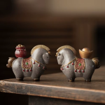 Tea pet-häst med dekorerad sadel — Duo med röd behållare och ljusbrun skål
