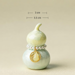 Tea pet i form av kalebass med kristallglasyr — Ljus gulgrön, guldfärgat hänge, 3 × 5,5 cm
